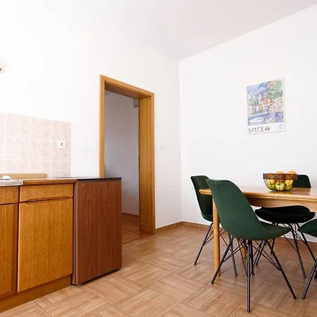 Apartments&rooms Lonzor