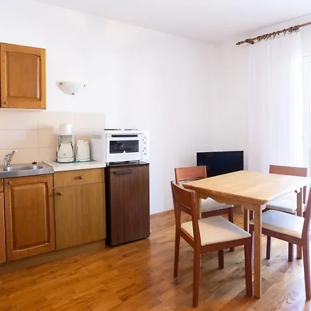 Apartments&rooms Lonzor