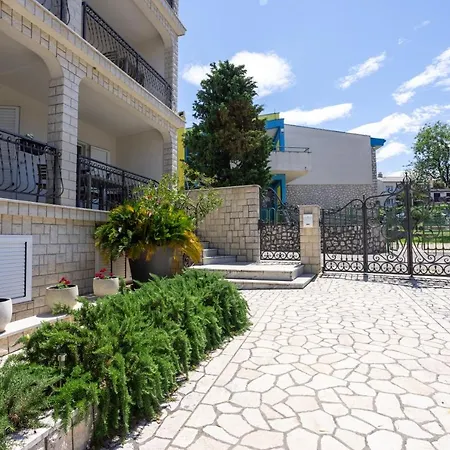 Lonzor בית הארחה 3*