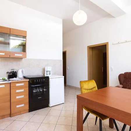Apartments&rooms Lonzor 3*