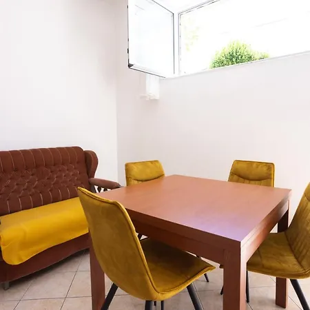Apartments&rooms Lonzor 3* Selce