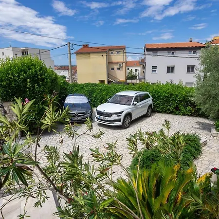 Gasthuis Apartments&rooms Lonzor 3*
