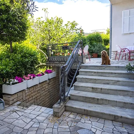 Apartments&rooms Lonzor 3*