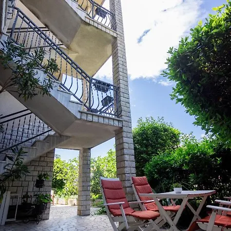 Apartments&rooms Lonzor