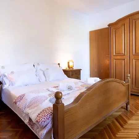 Gasthuis Apartments&rooms Lonzor 3*
