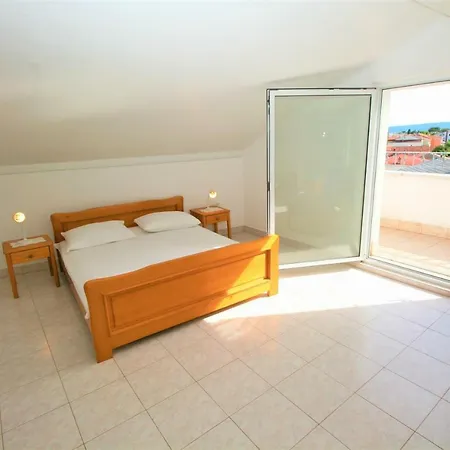 Apartments&rooms Lonzor