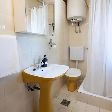 Lonzor Guest house Selce