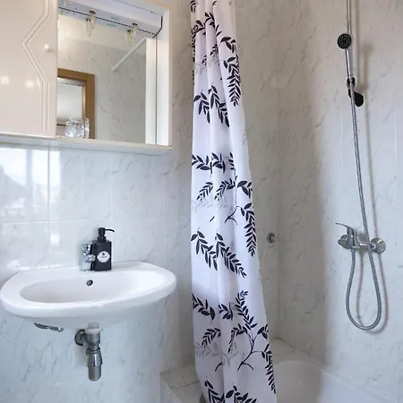 Lonzor 3* Selce