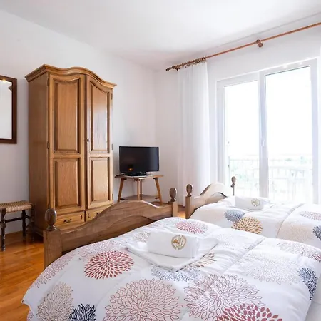 Lonzor 3* Selce