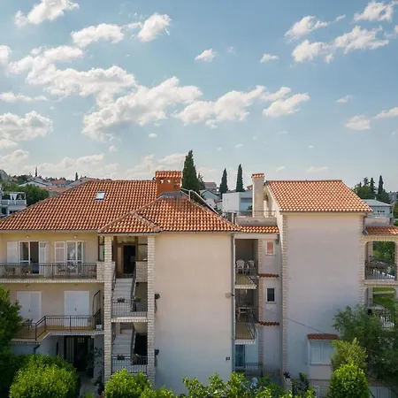Lonzor Guest house Selce