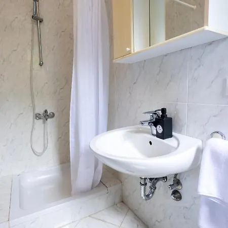 Lonzor Guest house 3*