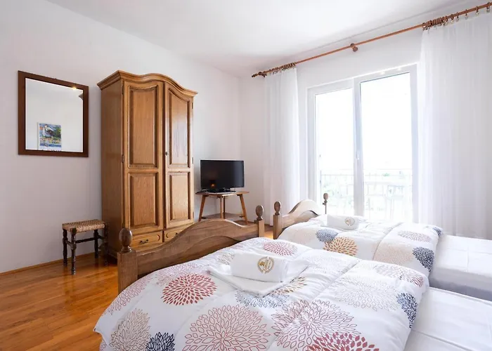 Lonzor 3* Selce