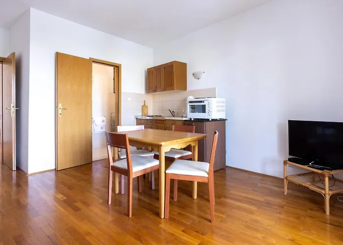 Lonzor 3* Selce