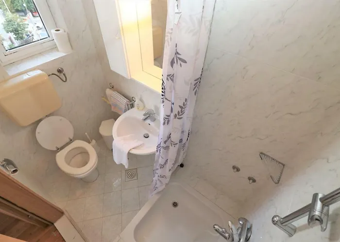 Lonzor 3* Selce